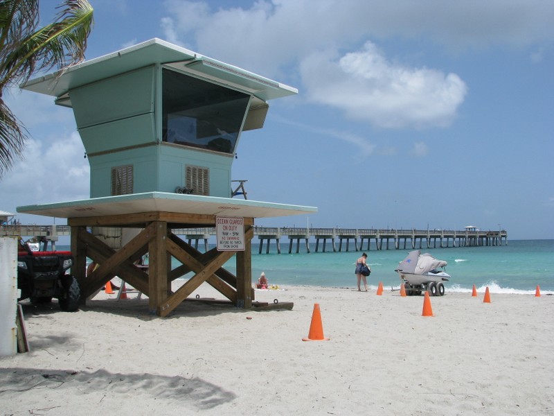 Dania Beach has lifeguard protection.
