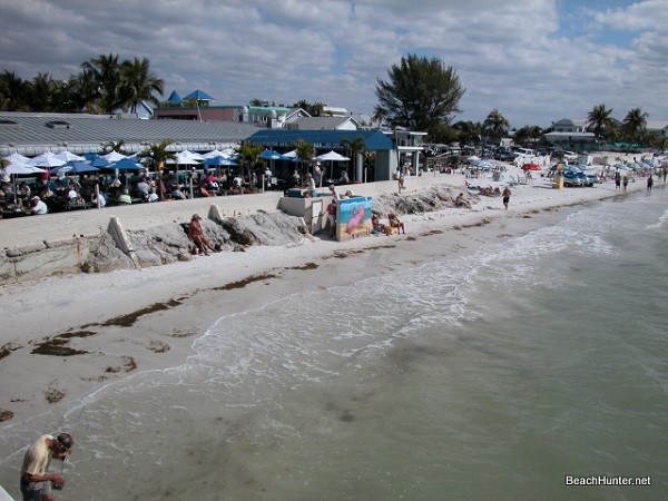 Beachfront bars and restaurants on Fort Myers Beach, FL